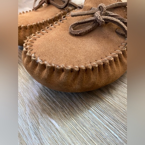 UGG DAKOTA MOCCASIN SLIPPERS
SIZE 5 - Picture 5 of 9